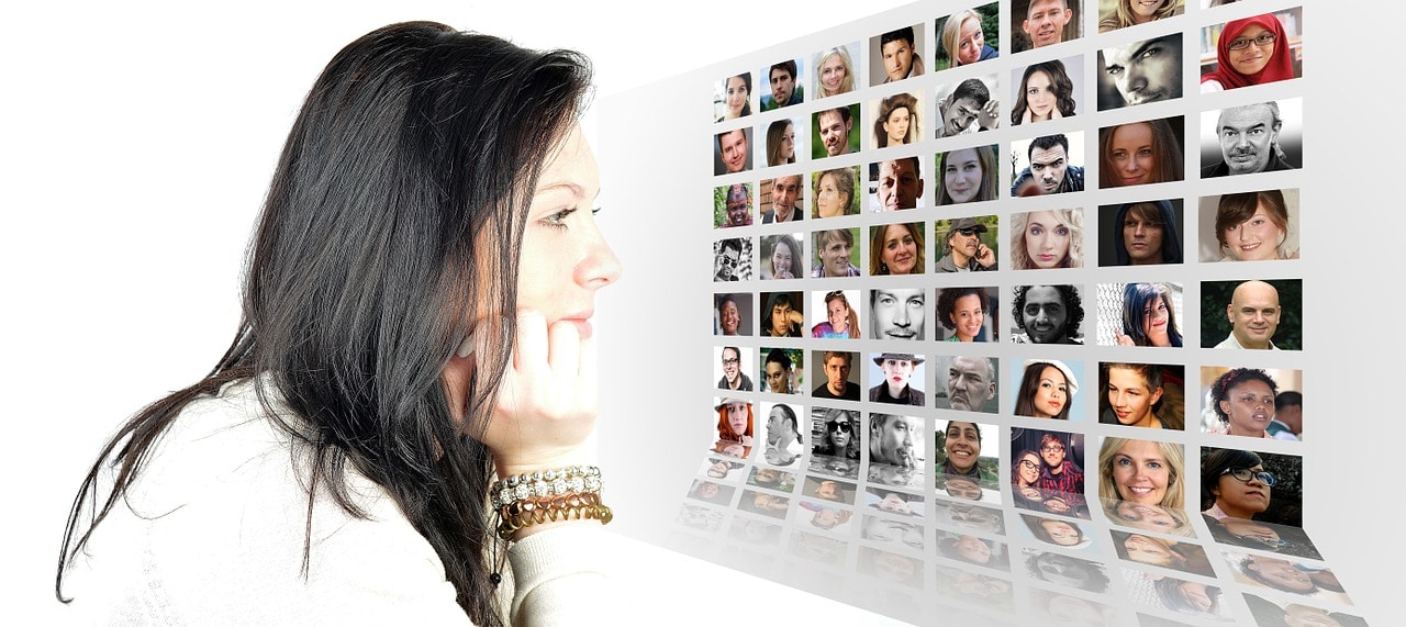 femme qui regarde des photos
